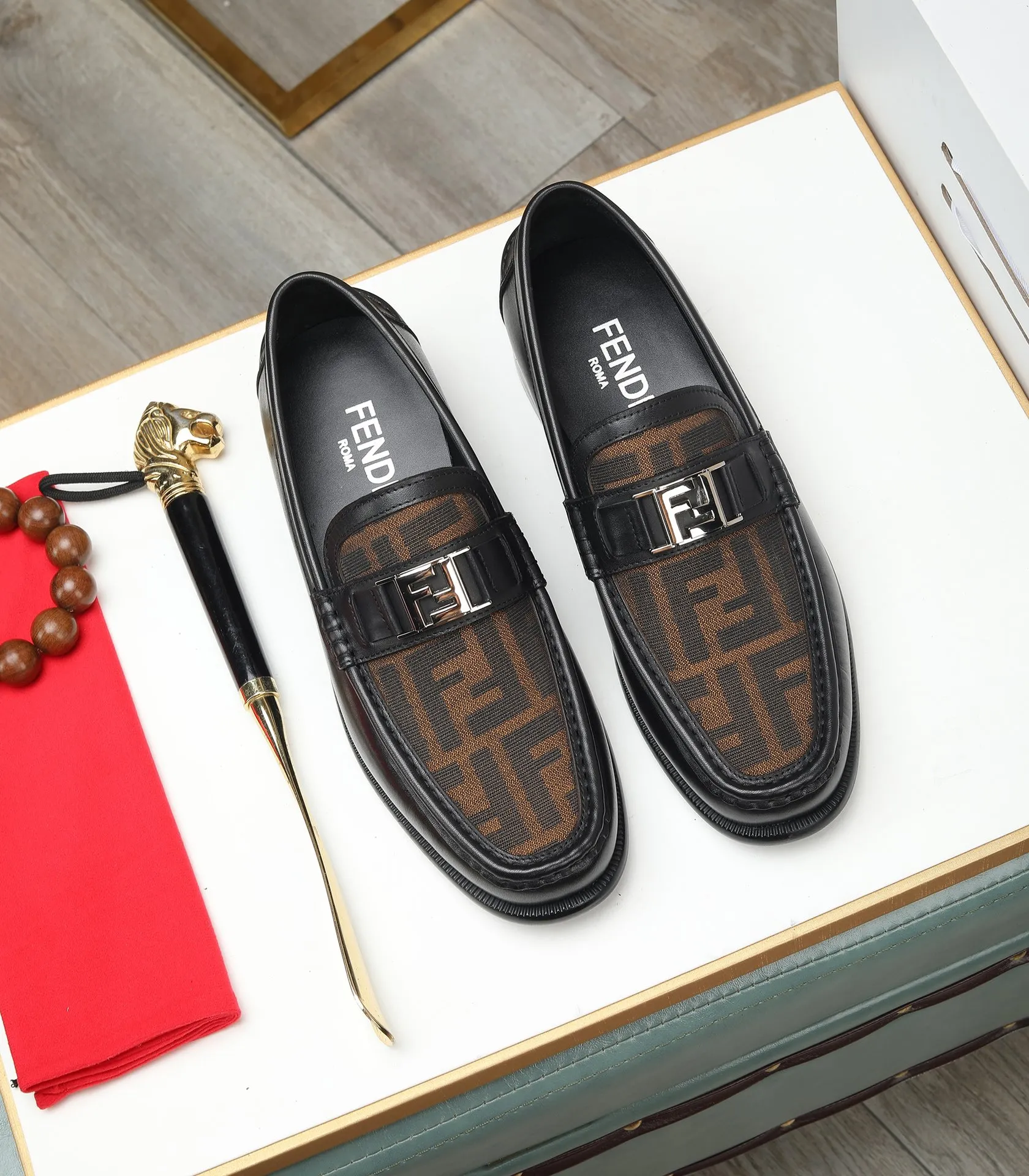Men's shoes 💰580 (high-end, full cowhide) FENDI Fendi high-end formal leather shoes, original Italian imported cowhide surface + cowhide lining, original hardware, I believe you will be impressed from the first time you see it. The avant-garde atmosphere can no longer fully interpret its elegance. AAA grade rubber outsole, super comfortable. Original counter last, ensuring its original version and quality. The simple upper ensures its comfort and breathability. A pair of truly good shoes has its own unique soul, famous quality, regular size 38-44 (45 46 customized)